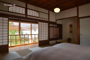 Rúm í herbergi á 滔々 倉敷民藝館南の宿 toutou, Mingeikan Minami no Yado
