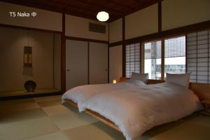 Rúm í herbergi á 滔々 倉敷民藝館南の宿 toutou, Mingeikan Minami no Yado