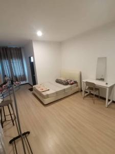 Ένα ή περισσότερα κρεβάτια σε δωμάτιο στο Ting Bintulu Homestay
