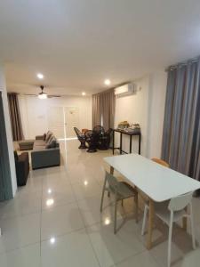 Χώρος καθιστικού στο Ting Bintulu Homestay