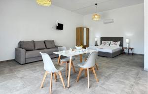 Khu vực ghế ngồi tại Lovely Home In Vasilika Evia
