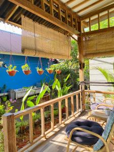 Marta House gili air的阳台或露台