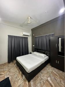 ZAHIR RESIDENCY客房内的一张或多张床位