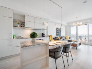 Η κουζίνα ή μικρή κουζίνα στο Designer 1BR Suite with CN Tower, Skyline view