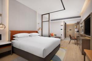 En eller flere senge i et værelse på Home2 Suite by Hilton Dongguan Shipai