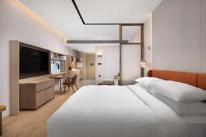En eller flere senge i et værelse på Home2 Suite by Hilton Dongguan Shipai