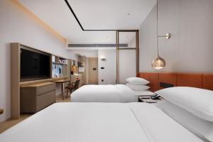 En eller flere senge i et værelse på Home2 Suite by Hilton Dongguan Shipai