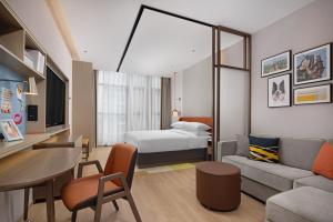 En eller flere senge i et værelse på Home2 Suite by Hilton Dongguan Shipai