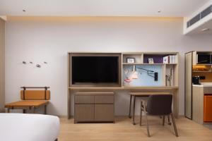 Et tv og/eller underholdning på Home2 Suite by Hilton Dongguan Shipai