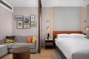 En eller flere senge i et værelse på Home2 Suite by Hilton Dongguan Shipai