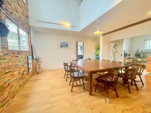 insidey 海から歩いて10分 walk from the sea Tatadobeach Iritabeach 10min في شيمودا: غرفة طعام مع طاولة وكراسي خشبية