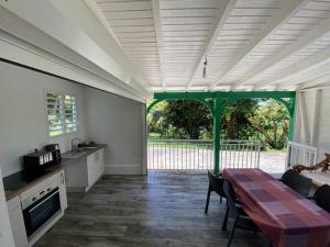 Kuchyň nebo kuchyňský kout v ubytování Appartement paisible avec jardin + 8 fotografií