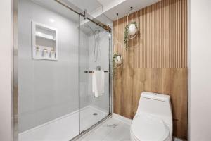 ハミルトンにあるfully Yours, Brand New Basement, private entranceのバスルーム(ガラス張りのシャワー、トイレ付) +14枚の写真