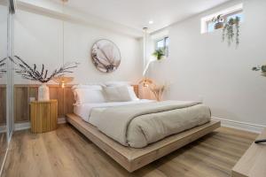 ハミルトンにあるfully Yours, Brand New Basement, private entranceのベッドルーム1室(ベッド1台、壁掛け鏡付)