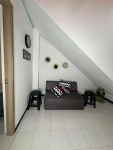a living room with a couch and two stools at Hermosa casa para estrenar in Pereira +1 photo
