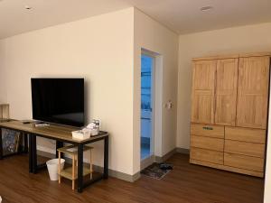 A television and/or entertainment centre at Daisy's Hsiang Hola