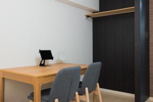 una sala de conferencias con una mesa y sillas de madera en エルザビル206, en Fukuoka 22 fotos más