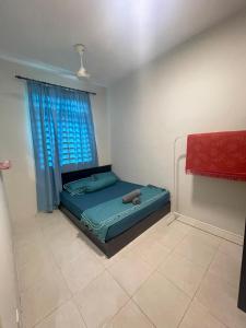 Kampong Alor GajahにあるNaiS Homestayのベッドルーム1室(テディベア付きのベッド1台付)