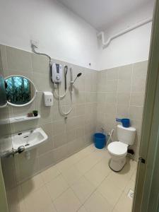 Kampong Alor GajahにあるNaiS Homestayのバスルーム(シャワー、トイレ、シンク付) +2枚の写真