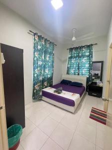 Kampong Alor GajahにあるNaiS Homestayのベッドルーム1室(ベッド1台、カーテン付)