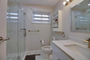Un baño blanco con lavabo e inodoro. en Beautiful House In Scarborough, en Toronto 11 fotos más