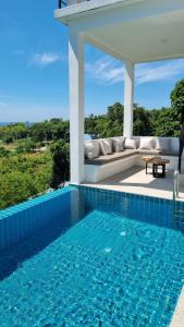 Bazén v ubytování Sunset villa rooftop with swimming pool & Seaview nebo v jeho okolí