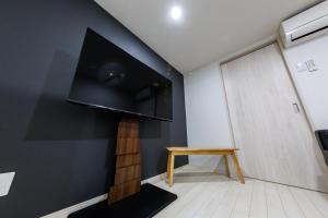 TV a/nebo společenská místnost v ubytování 結 Osaka