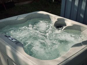 Fotografie z fotogalerie ubytování Hot Tub! The Blue Ridge Luxury Container Home v destinaci Bellmead