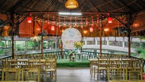 una habitación con un montón de sillas y luces en Nhà Của Mom, en Buon Ma Thuot