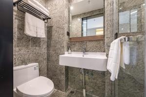 Bilik mandi di Poltton International Apartment - Guangzhou Knowledge City Wangcun Subway Station