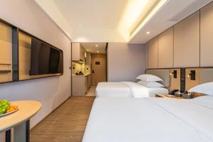 Katil atau katil-katil dalam bilik di Poltton International Apartment - Guangzhou Knowledge City Wangcun Subway Station
