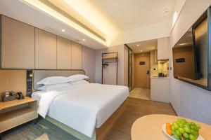 Katil atau katil-katil dalam bilik di Poltton International Apartment - Guangzhou Knowledge City Wangcun Subway Station