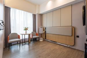 Ruang duduk di Poltton International Apartment - Guangzhou Knowledge City Wangcun Subway Station