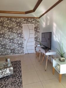 TV a/nebo společenská místnost v ubytování Quarto triplo com banheiro em Pousada e Restaurante