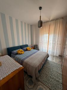 a bedroom with two beds and a window at Appartamento Primavera in Scalea