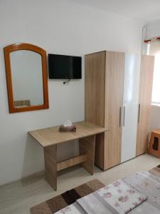 a room with a desk and a mirror at Kociu's House in Constanţa