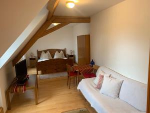Postel nebo postele na pokoji v ubytování Wengerwirt zur Laube Komfortzimmer Deluxe