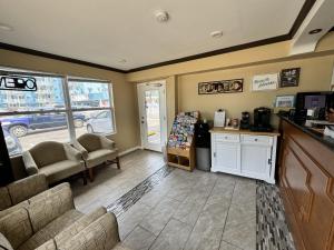 a waiting room with chairs and a coffee shop at Paradise Inn in Wildwood