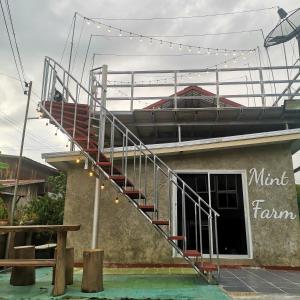 Bazén v ubytování Mint Organic Farm Stay, Wangchin,Phrae nebo v jeho okolí