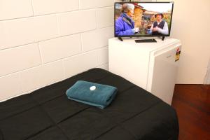 TV a/nebo společenská místnost v ubytování Cooktown Motel