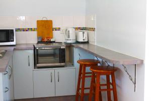 Kuchyň nebo kuchyňský kout v ubytování Cooktown Motel
