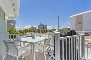 Balkón nebo terasa v ubytování Welcome to COCONUT DREAMS Fantastic Vacation Rental - 2633 Estero Blvd Unit A home