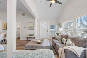 Posezení v ubytování Welcome to COCONUT DREAMS Fantastic Vacation Rental - 2633 Estero Blvd Unit A home