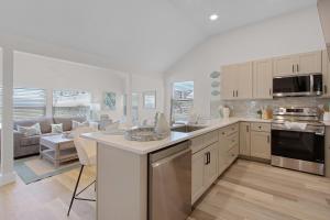 Kuchyň nebo kuchyňský kout v ubytování Welcome to COCONUT DREAMS Fantastic Vacation Rental - 2633 Estero Blvd Unit A home