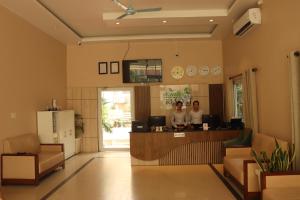 two people standing at a counter in a room at Kwality Beach Resort in Beni Ghāt