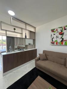 ein Wohnzimmer mit Couch und Küche in der Unterkunft Estudio moderno con ubicacion estrella! in Vila El Carmen