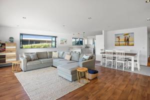 Ruang duduk di Tohora Serenity - Waihi Beach Holiday Home