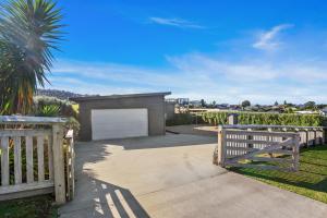 Gambar di galeri bagi Tohora Serenity - Waihi Beach Holiday Home di Waihi Beach