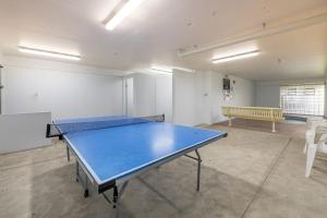 Πινγκ πονγκ στο Bay Parklands 69 large unit with views pool tennis court and spa ή εκεί κοντά