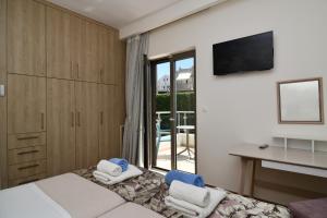 sypialnia z łóżkiem, 2 krzesłami i biurkiem w obiekcie Sunlight Breeze Villa w Chanii +16 zdjęć